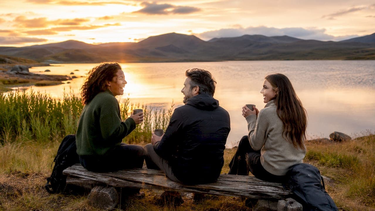 Why Stay Social While Traveling: Real Benefits