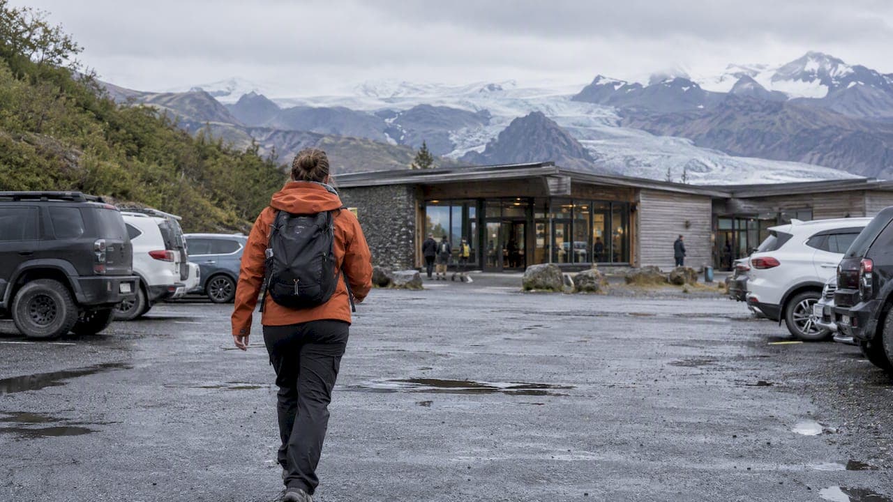 Vík Base Day Plan to Skaftafell With Visitor Centre and Fox Hostel